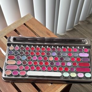Women’s Lipstick Palette - Assorted Pink and Red Shades